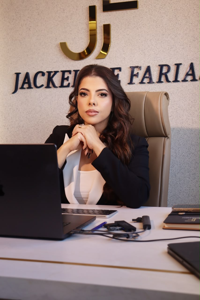 Jackeline Farias em sua mesa no escritório