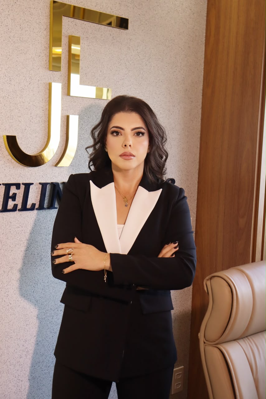 Jackeline Farias, advogada, no escritório em Anápolis